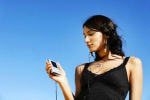 mujer escuchando música